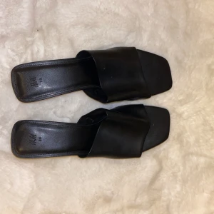 Klackar - Låga klackar från hm. Nästan aldrig använda.