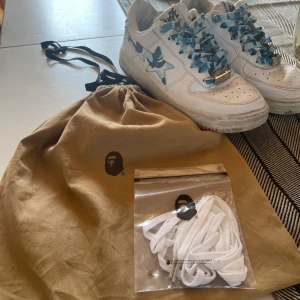 Blå-vita Bapestas - Säljer dessa stilrena blå vita bapestas. Riktig snygga och en riktig blickfångare. Dom är använda men har ej några defekter. En bag + ett par vita skosnören medföljer. Passar 43-45. Kan gå ner i pris vid snabb affär