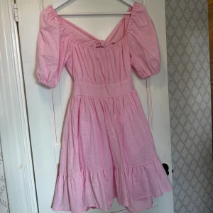 Klänning  - Somrig söt miniklänning i storlek S. Aldrig använd