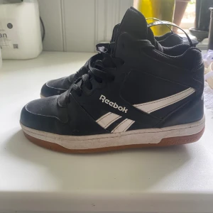 Heelys - Säljer nu dessa svarta heelys i strl 36,5. Som ni ser på bilden har den slitits  på hälen där man bromsar vilket alla gör. Nypris ligger på ca 800 kr.