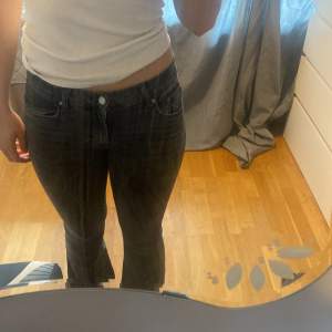 Säljer dessa fina lowwaisted bootcut jeansen från Gina tricot. Endast använda 1 gång, alltså är de nyskick. Köpta för 499, säljer för 300kr men kan tänka mig att gå ner i pris vid snabbt köp. Stl 36