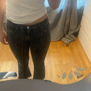 Low waist boot cut  - Säljer dessa fina lowwaisted bootcut jeansen från Gina tricot. Endast använda 1 gång, alltså är de nyskick. Köpta för 499, säljer för 300kr men kan tänka mig att gå ner i pris vid snabbt köp. Stl 36