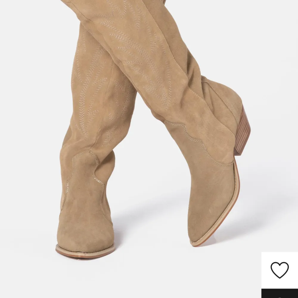 Säljer mina boots från Zalando i storlek 39. Dem är väl använda och har därför gått sönder lite samt fläckar. Jag kan inte tvätta mocka men säker på att de går bort om man kan sånt. Hehe💓 skriv för fler bilder.. Kengät.