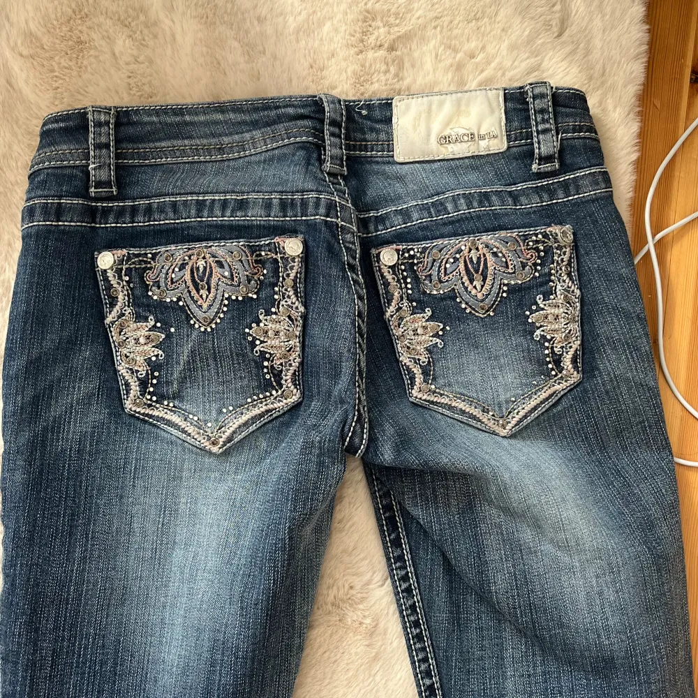 super söta jeans som tyvärr inte kommer till användning. de är köpta secondhand men jag har inte märkt några defekter! de är bootcut och lågmidjade❤️ mått: innerbenslängd 83cm o midja 37 rakt över!. Jeans & Byxor.