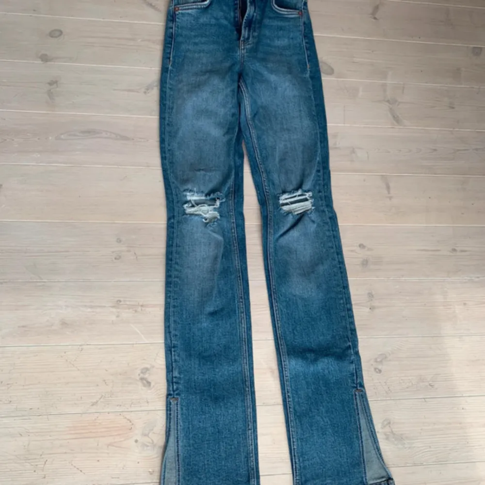jätte fina jeans ifrån zara, dom är knappt använda så i nyskick💓. Jeans & Byxor.