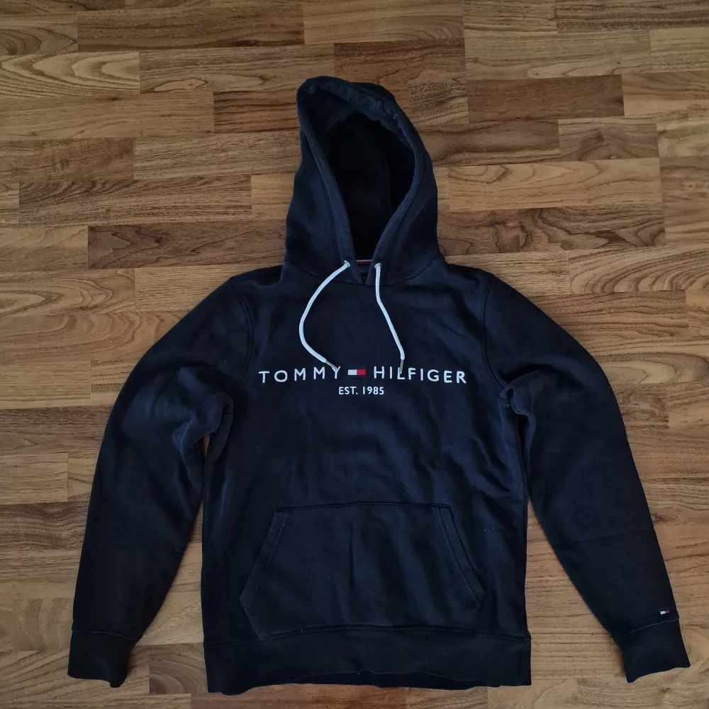 Jag säljer min Tommy Hilfiger Hoodie i svart färg. Den är i storlek S och bara använd ett fåtal gånger. Priset på den är 399. Hoodies.