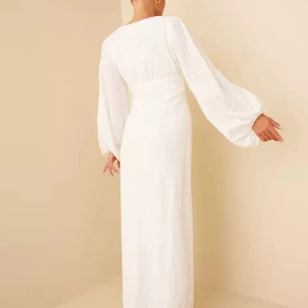 Lång somrig klänning från Vila, köpt för 899 kr. Storlek 34❤️ Skriv för egna bilder. Klänningar.
