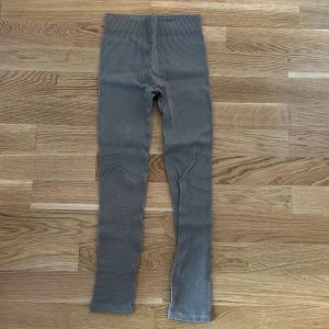 Beiga ribbade tajts - De är helt beiga, färgen ser annorlunda ut i verkligheten 