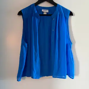 Transparent kort blus i klarblå färg