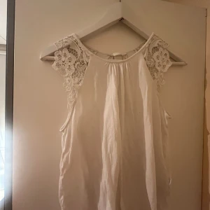 Spets tröja-h&m - Jättefin tröja från h&m med ett spetsliknande material💕 säljer en likadan fast i svart så om båda köpa samtidigt kan priset diskuteras💕