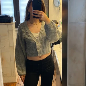 Grå stickad kofta  - Grå stickad kofta från hm i storlek xs