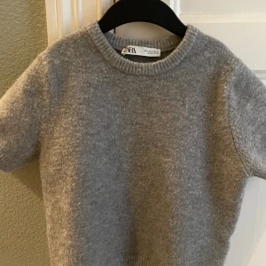 Stickad tröja - Tröjan är i väldigt bra skick. 