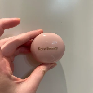 Rare beauty blush - Säljer detta fina blushet från rare beauty då det inte är min förg riktigt, testat ett par gånger men inte mer än så. Så majoriteten av produkten är kvar!! 