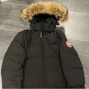 Canada goose  - Hejsan! Säljer en Canada goose jacka som är perfekt när det är kyligt ute. Kan tyvärr inte svara på om den är äkta eller inte för har inget som bevisar det. Det är därav priset är så lågt. Jackan passar till nästan varje stil Pris kan diskuteras🤝