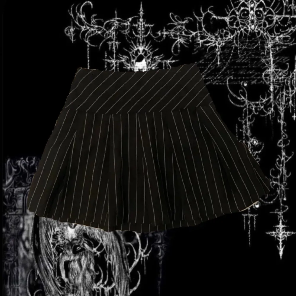 Supergullig kjol, säljer endast pga att jag inte använder. inga defekter. 💓 midjemått: ca 64 cm! !Lånade bilder! . Kjolar.