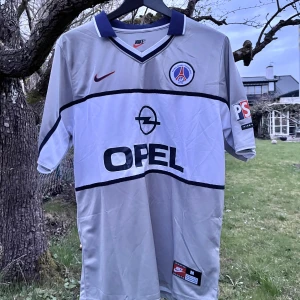 PSG fotbollströja borta 2000/2001  - Säljer min PSG bortatröja från säsongen 2000/2001. Den är i nyskick och har lapparna till den kvar. Säljer då den tyvärr inte passar mig. Kan skicka fler bilder i DM! Hör av dig vid frågor! 💫