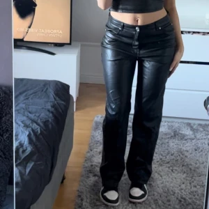Svarta skinnbyxpr  - Säljer dessa svarta mid rise skinnbyxorna. Passar bra på mig i längden som är 170 cm! 🤍