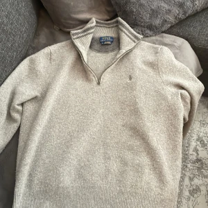 Polo Raulph lauren halv zip - Polo halv zip,L i barn storlek men passar även xs i vuxen, pris kan sänkas vid snabb affär