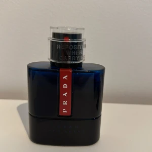 Lunna Rossa Ocean Prada 50ml edT - Säljer denna sommarparfym med ca 40 +- ml kvar köpt i åhlens för 950kr har dock tappat bort original förpackningen edT passar perfekt inför varma dagar  Skriv om ni har några funderingar Pris kan diskuteras vid snabb affär 😁