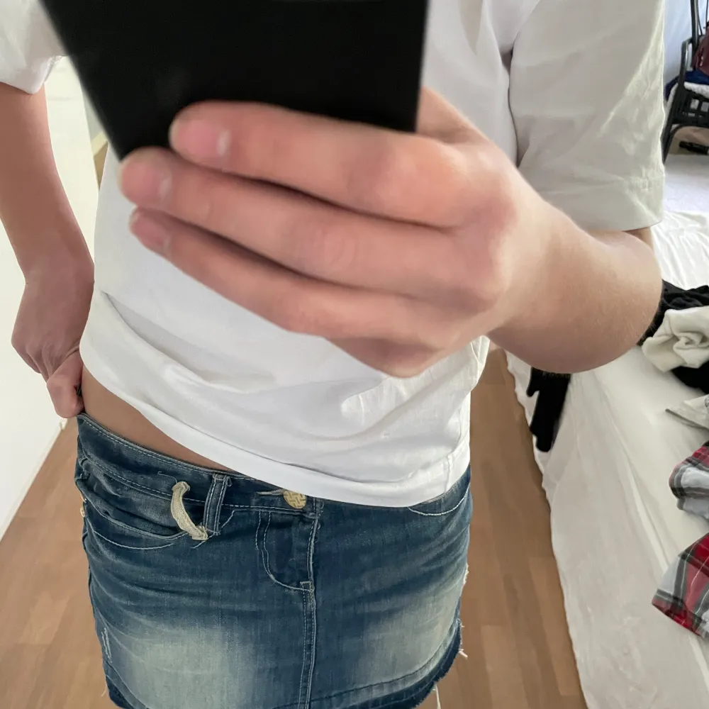 Så fin mini jeans kjol med as najs detaljer bl.a på fickorna! Jätte skön och snygg och as najs till sommaren. Köpt för ca 399 😊❤️👌. Kjolar.