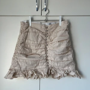 Kjol från zara - Säljer denna superfina kjol från Zara då den tyvärr är för liten för mig. Perfekt nu till sommaren i fint skick🩷 I stl M men har ingen stretch i midjan och liten i stl så vill man ha den lågmidjad så rekommenderar jag om man normalt har en stl mindre