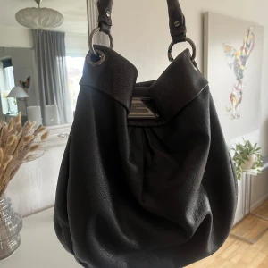 Väska - Snygg rymlig väska från Marc Jacobs, väskan har några enstaka slitage därav priset. Kan skicka fler bilder om det skulle önskas!