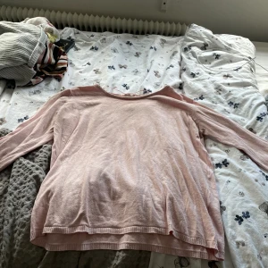 rosa tröja - en fin tröja med en dragkedja i bak💕