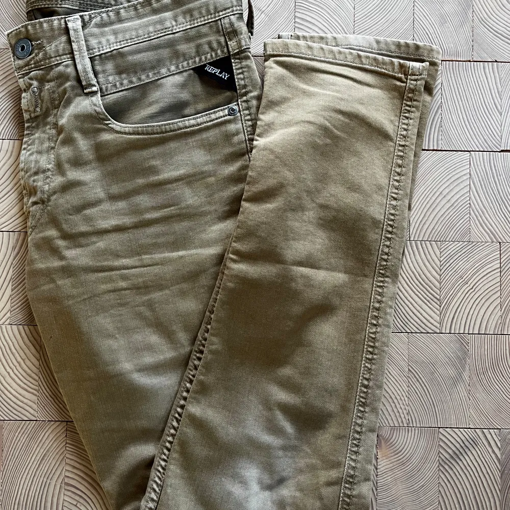 Ett par unika och schyssta replay jeans, slim fit i färgen beige. Perfekta till sommaren! Storlek 31/32 men passar 30/32👍🏼 dm för frågor, pris kan diskuteras.. Jeans & Byxor.