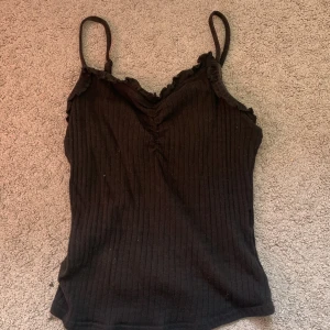 Linne - Fint linne med fin spets, jag säljer också en likadan i grön och vit. I str 12-13y på alla linnena. De kommer att kosta 20kr styck.