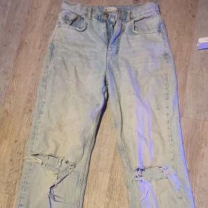 Gina Tricot ljusblåa highwaist "perfect jeans" - Köptes med hål. Har använt den ett par gånger men är fortfarande i väldigt bra skick!