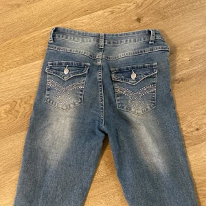 jeans från shein i storlek S,  - jätte fina på, dom sitter under naveln, fråga privat om bilder hur dom sitter på🙏❤️