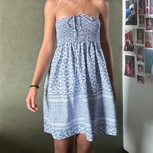 Klänning - Super fin klänning köpt på marknad i Spanien. Aldrig använd. Storlek s