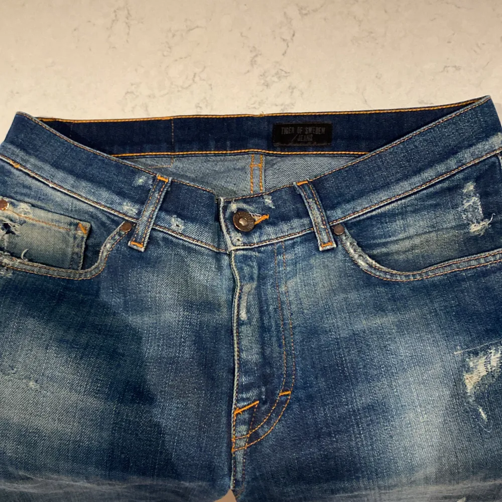 Säljer nu dessa asfeta med Tiger of Sweden jeans i ett bra skick. (Defekt, se bild 5). Storleken är 30/32 och i modellen evolve (slim) Nypris 1600kr❌ mitt pris endast 299kr✅. Hör av dig vid minsta lilla fundering 😊✅. Jeans & Byxor.