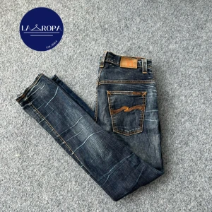 Nudie Jeans! - Nudie jeans☀️ Modellen på bilden är 178 och väger 74kg. De sitter väldigt tajt på honom, men de är i väldigt bra skick! kontakta oss för fler frågor eller funderingar!🤩