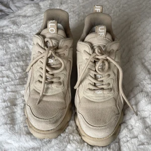 Buffalo chai  - Buffalo Chai sneakers. Använda men fint skick, har en svag fläck på främre sidan, se bild. Går eventuellt att tvätta bort.   Kommer rengöra så gott jag kan innan de skickas. ✨