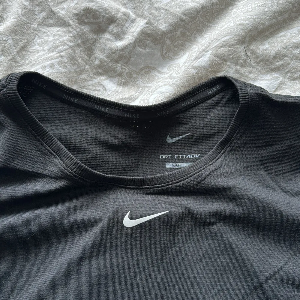 T shirt köpt på Nike. Aldrig använd. Passar mer än storlek S än M. Sport & träning.