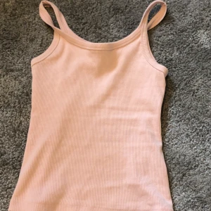 Rosa linne  - Ett rosa ribbat linne från Lindex. Är änvänd några få gånger och har nästan bara legat i garderoben 