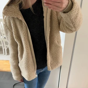Teddyjacka - En så snygg teddyjacka från hm. Köptes på plick men säljer då den tyvärr var för stor för mig💗 skulle säga att den är stor i storleken, S men känns som M/L😊aldrig använd endast testad! (Köpt för 350)