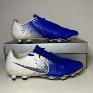 Nike Fotbollsskor - Nike Phantom Venom Elite FG 🌊 9,5/10 skick, perfekt skick och otroligt för denna sällsynta modell. Hör av dig vid minsta lilla fundering 🤩