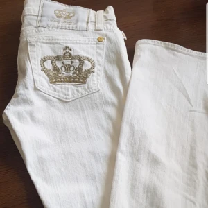Victoria Beckham jeans vita w25 - Säljer dessa väldigt gulliga 2000s vb jeans som är lowaist, bootcut! Äkta vb w25 motsvarar eu34💗 innerben: 87cm (kan be mig syupp om ni vill) midja: 37cm med lite stretch, rise: 17 cm, 10/10 skick, säljer pga pengar💗, kontakta vid frågor💗 bara testad