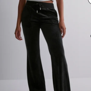Juicy Byxor  - Kollar vad jag kan få för mina juicy couture byxor. Köpta för 1200 säljer för minst 600 kr. Använda men inga defekter💗