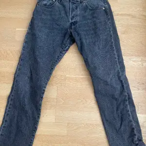 Ett par riktigt snygga Levis 501 jeans, strl 30. Endast använda ett par gånger, väldigt bra skick. 