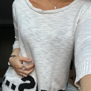 Trekvartsärmad tröja - Super snygg trekvartsärmad tröja med snygg text. Super snygg till vardags till ett par jeans och massor av smycken