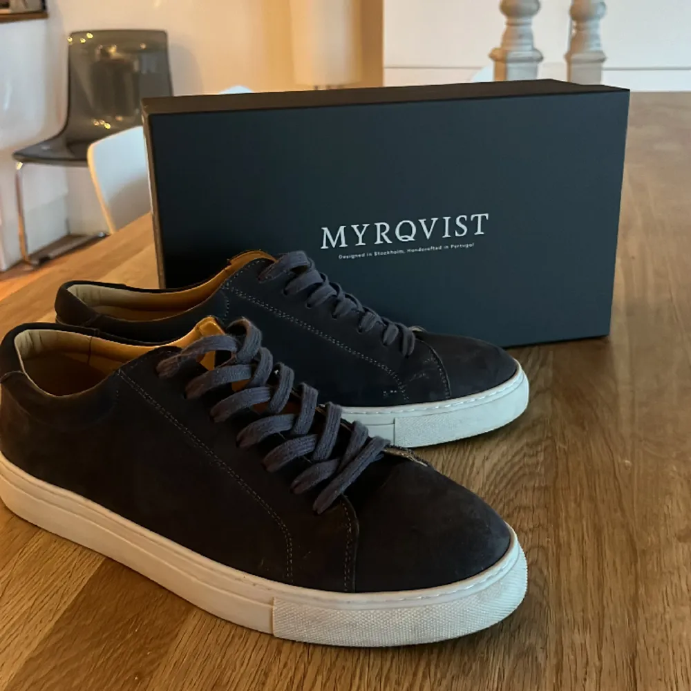 Nästan helt nya Myrqvist skor som är perfekta nu till våren. Använda ett fåtal gånger men kommer inte längre till användning. Skick 9\10. Nypris 1900kr.. Skor.