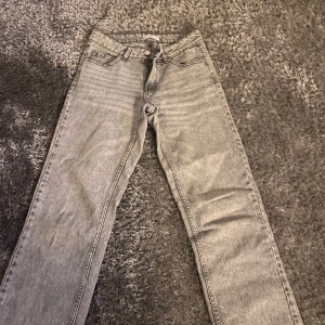 Gråa jeans från mango - Säljer mina straight jeans från mango pågrund av att dom är för långa från mig dom är bara används 5 gånger och dom har inga fläckar eller nåt 💗