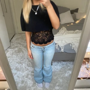 Lågmidjade bootcut ljusblåa jeans - Säljer dessa ljusblåa lågmidjade bootcit jeans.Midjemått: 75cm Innebenslängd: 76cm Har du någon fråga är det bara att höra av dig🫶🏻