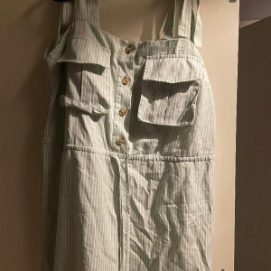 Jumpsuit prettylittlething  - Jumpsuit för sommaren använt en gång 