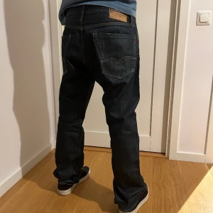 Replay Jeans - Tjena säljer ett par tvär feta jinz i strlk 32/34 inte riktigt min fit tyvärr vill ha dem slim 😆