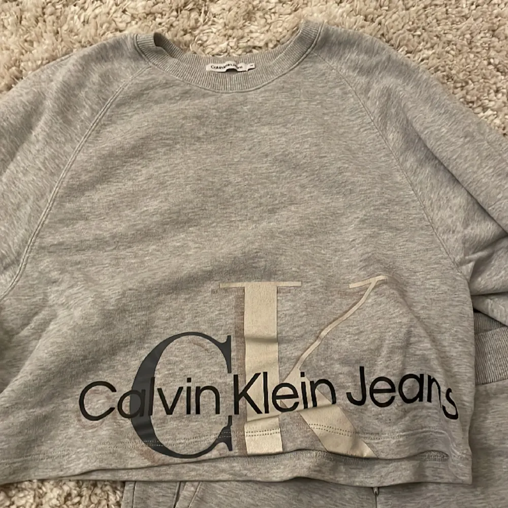 Jätteskönt och fint Calvin Klein sett. Säljer för att jag inte använder det. Det går bra att köpa tröja eller byxor för sig själv också. Skriv om du vill köpa nåt för sig så skriver jag pris. Pris går att diskutera. Settet är 14 år men passar XS/S. Hoodies.