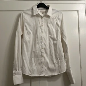 Klassisk skjorta Banana Republic - Skjortan är i ett material som gör att den inte behöver strykas 🙏🏻Jättefint skick! Nypris ca 800kr. Passar en storlek M-L. Fin till ett par kostymbyxor/jeans och perfekt under kavaj. 